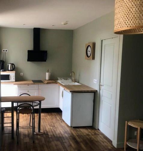 Logement à Brive avec terrasse et climatisation - près de la gare et du centre-ville - Wifi et Stationnement gratuit 3
