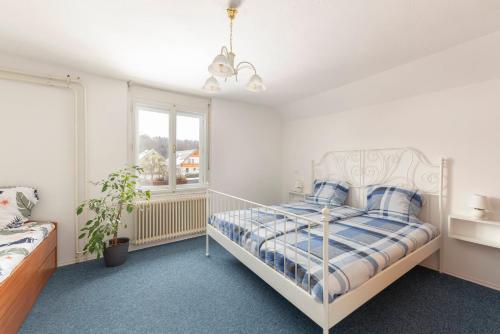 1 queen bed, 1 twin bed