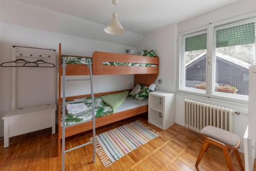2 bunk beds