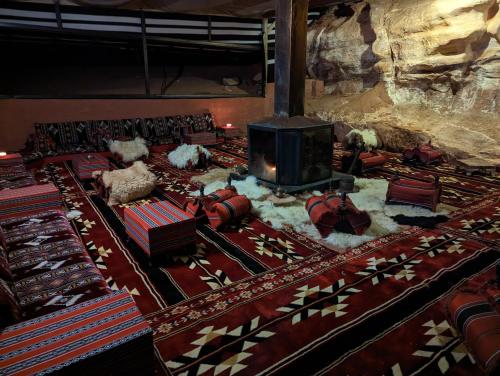 gedeelde lounge/tv-ruimte, Desert Magic Camp & Resort in Wadi Rum