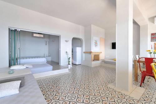  Beachfront Apartment Downtown close to Athens Airport, Ferienwohnung in Artemida