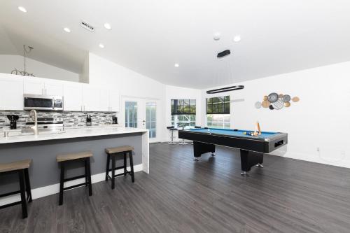 Cheerful 3-bedroom villa with pool - Tap to explore photos