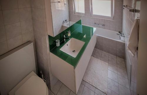 3 bedrooms, 5 beds