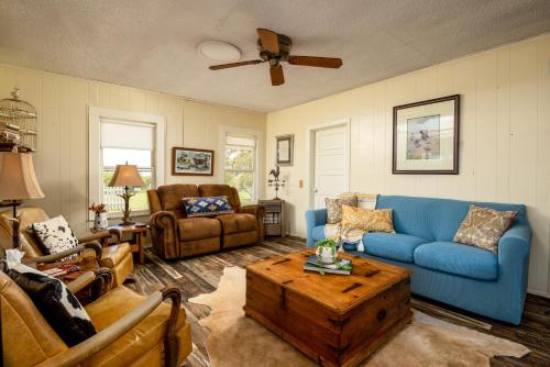Stay on a 350-acre Cattle Ranch! Brazos River! Tubing! Petting zoo! in Weatherford, USA