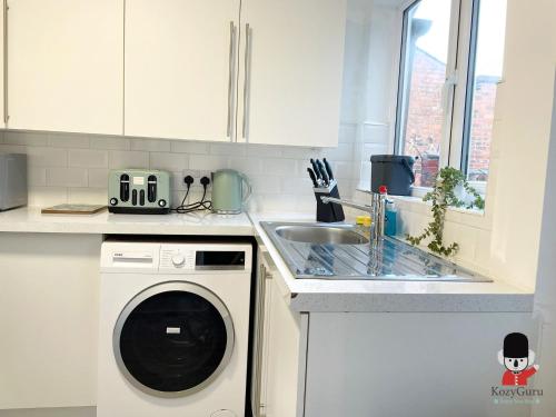 KozyGuru / Wigan / 2BR 4Beds / Newly Refurbished Stylish Holiday House / Close to Big Retail Park /  in Wigan