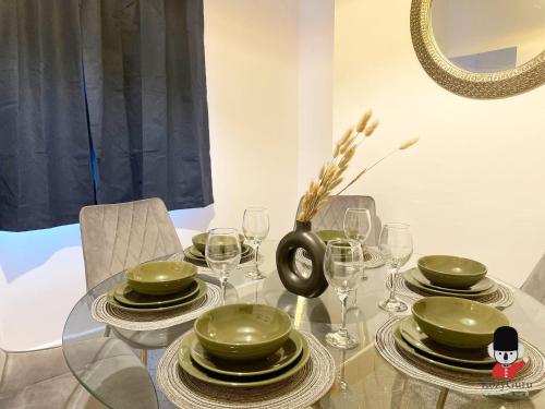 KozyGuru / Wigan / 2BR 4Beds / Newly Refurbished Stylish Holiday House / Close to Big Retail Park /  in Wigan