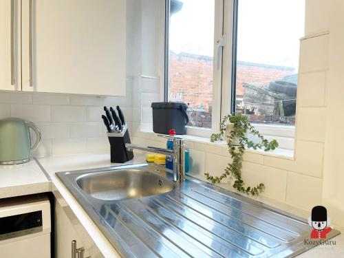 KozyGuru / Wigan / 2BR 4Beds / Newly Refurbished Stylish Holiday House / Close to Big Retail Park /  in Wigan