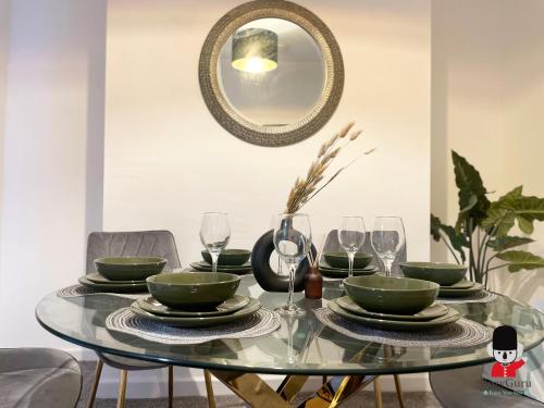 KozyGuru / Wigan / 2BR 4Beds / Newly Refurbished Stylish Holiday House / Close to Big Retail Park /  in Wigan