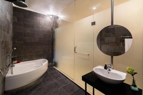 room detail thumbnail 2