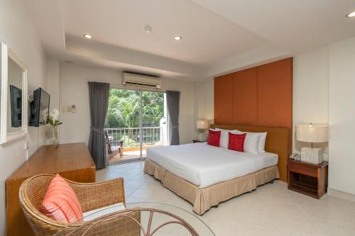 Deluxe Double Room image 6