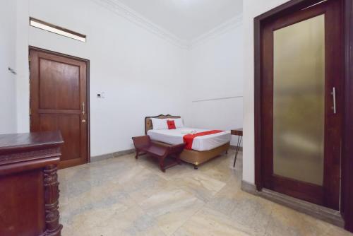 Deluxe Double Room room in RedDoorz Syariah near Dago Pakar 2