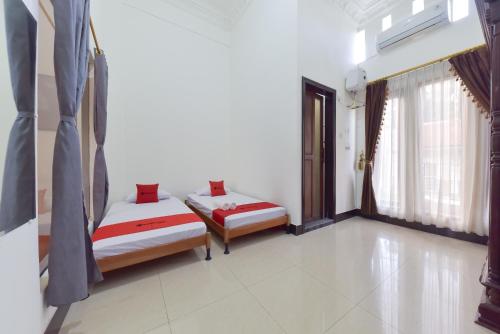 Family Room room in RedDoorz Syariah near Dago Pakar 2