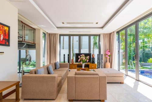 Shared lounge/TV area