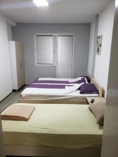 3 twin beds