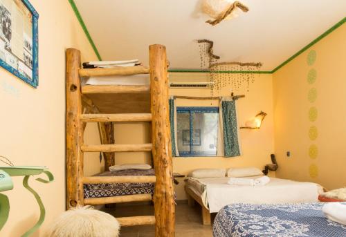 1 queen bed, 1 twin bed, 2 bunk beds
