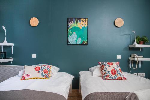 2 twin beds