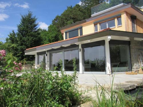 Ferienhaus hoch über dem Taubertal mit fantastischem Weitblick, Dachterrasse, 2000m2 großem Grundstück und Kamin