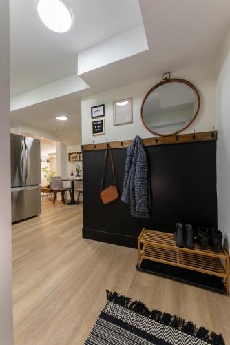 ทางเข้า, Guest Suite steps away from parks, trails & transit. in ท่าเรือโคควิทแลม (BC)