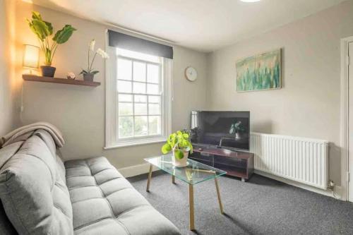 Cambridge 3 bedroom flat with private parking in Newnham
