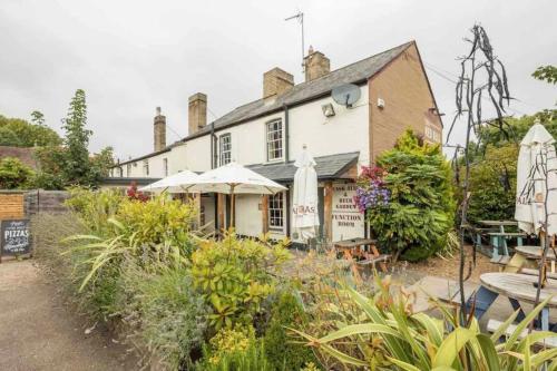 Cambridge 3 bedroom flat with private parking in Newnham