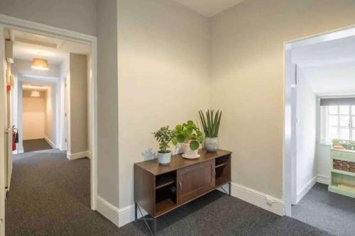 Cambridge 3 bedroom flat with private parking