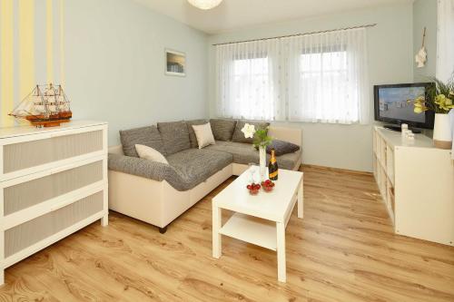1 queen bed, 2 twin beds