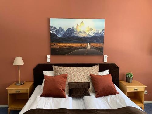 1 queen bed, 1 sofa bed