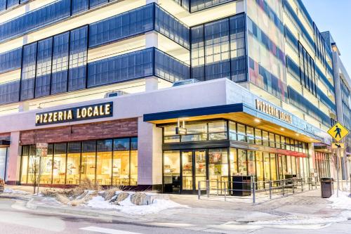 Congress Park 2BR w Gym Pool nr shops dining DEN-135