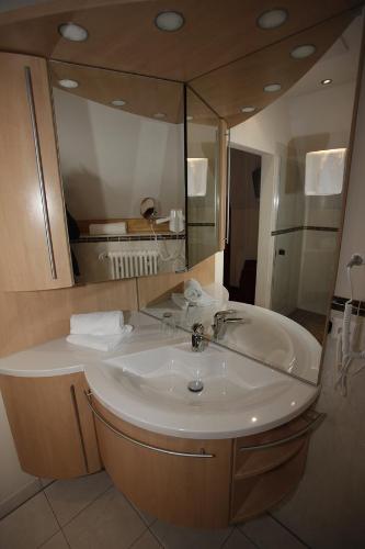 Bathroom, Hotel Schuberths am Schloss in Buttenheim