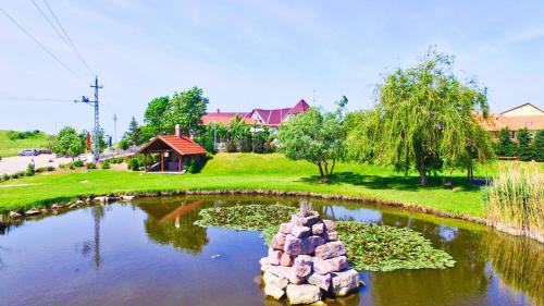 ห้องอาหาร, Angelic Cottage and BikePoint (A Birtok - Vendégház és Biciklis bázispont) (Angelic Cottage and BikePoint (A Birtok - Vendeghaz es Biciklis bazispont)) in เซเกสเฟแฮร์วาร์