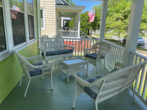 Key Lime Cottage steps from Cape Charles Beach