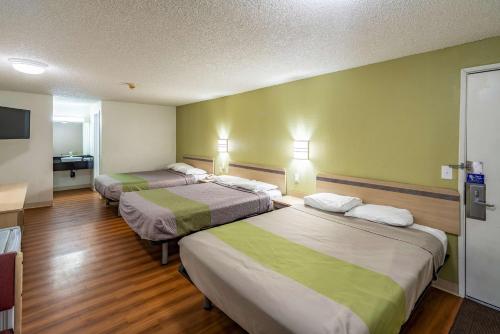 3 queen beds