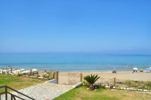 Beachfront 4-bed luxury suite - Agios Gordios, Corfu, Greece