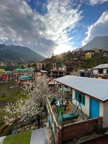 YOLO Backpackers OG - Manali Manali