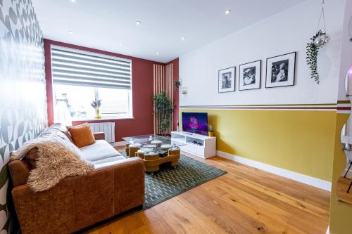 Retro-Themed 1BR Apartment Near Legoland with Free Parking and Easy Access to Windsor