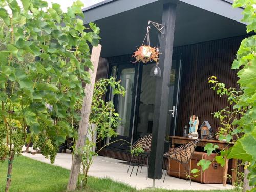 Life Contains Beautiful Things, Almere
