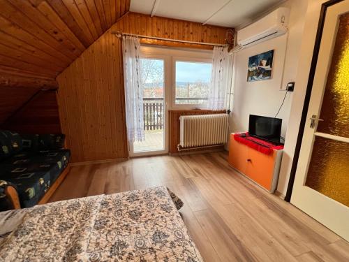1 double bed, 1 twin bed