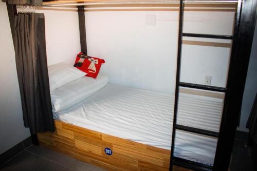 Cama en habitación compartida de 8 camas