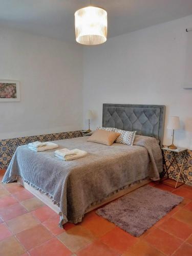 1 double bed, 2 twin beds