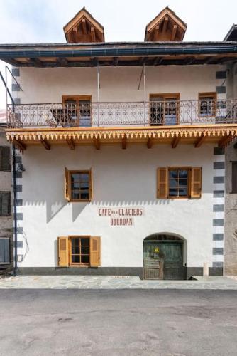 Chalet luxueusement rénové - Village de charme gîte à louer Bois du Casset