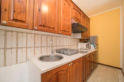 Red Karmenita - image 3