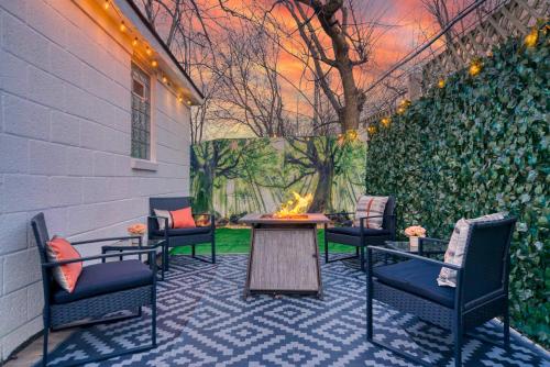 Beautiful Modern home with all year use HOT TUB, Pool table, Game room, & Propane fire pit!! in Hazel Park