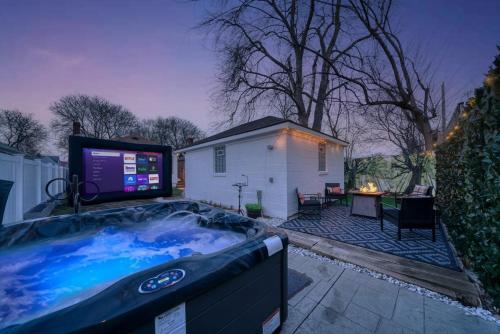 Beautiful Modern home with all year use HOT TUB, Pool table, Game room, & Propane fire pit!! in Hazel Park