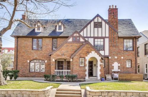 Exterior view, The Prescott ~ Stylish & Spacious in South Highland Park in Oak Lawn