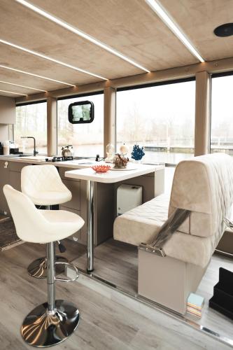 Deine schwimmende Auszeit auf dem Wasser -Festlieger Hausboot Tobago in 德米茨