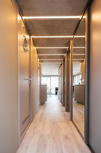 Deine schwimmende Auszeit auf dem Wasser -Festlieger Hausboot Tobago in 德米茨