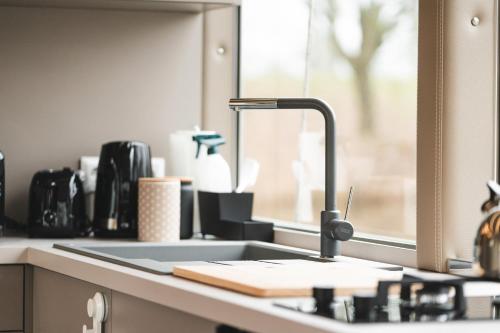 Deine schwimmende Auszeit auf dem Wasser -Festlieger Hausboot Tobago in 德米茨