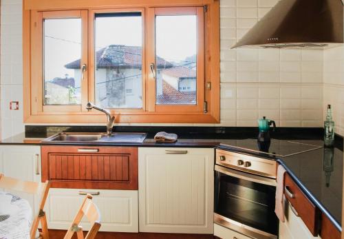 Konyha, La Jarocha, casa con vistas al mar en Pechón (La Jarocha, casa con vistas al mar en Pechon) in Unquera