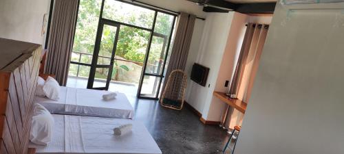 King Room with Pool View image 8