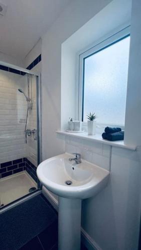 Badezimmer, Contemporary studio apartment in Wigan